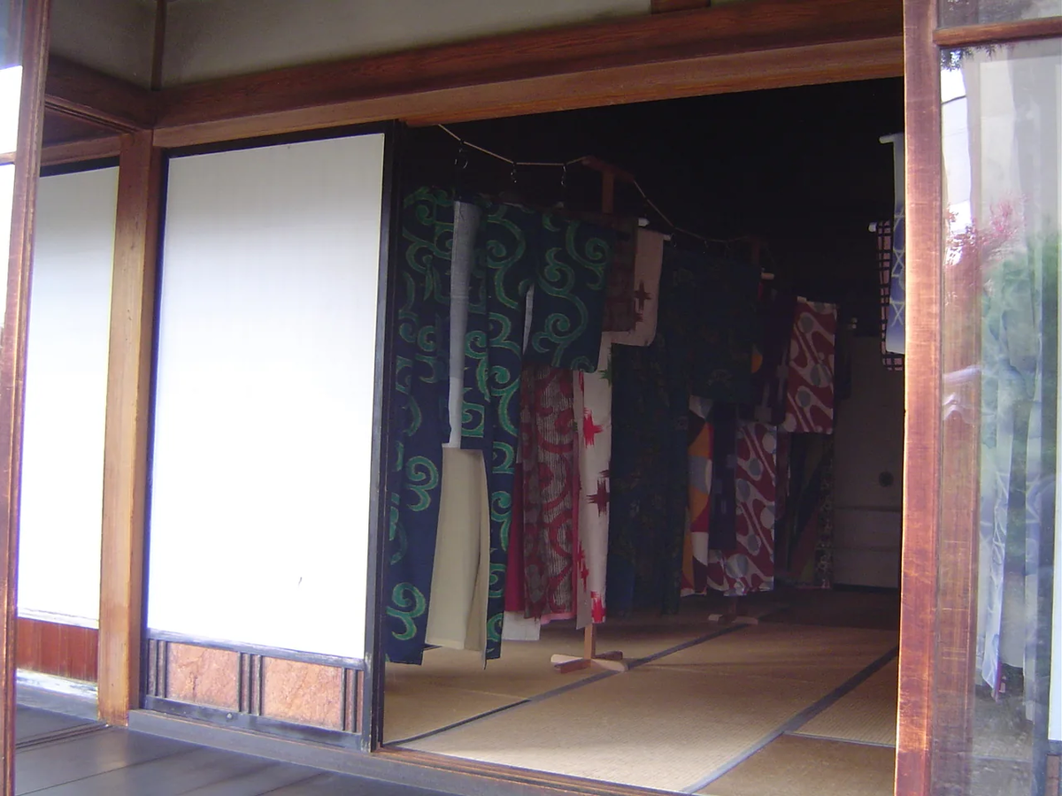 須坂クラシック美術館内で行われた着物の虫干し会の様子