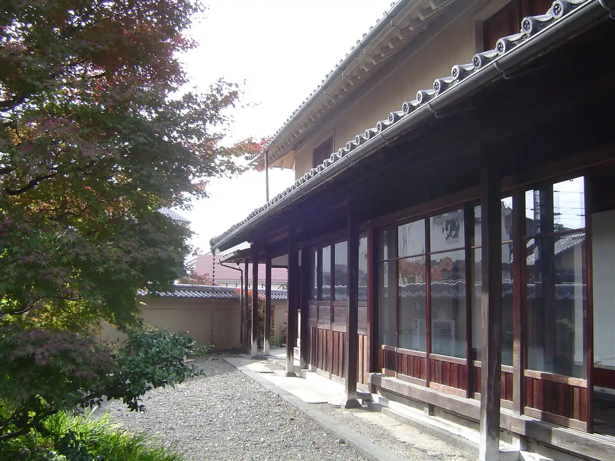 須坂クラシック美術館のお屋敷と日本庭園。