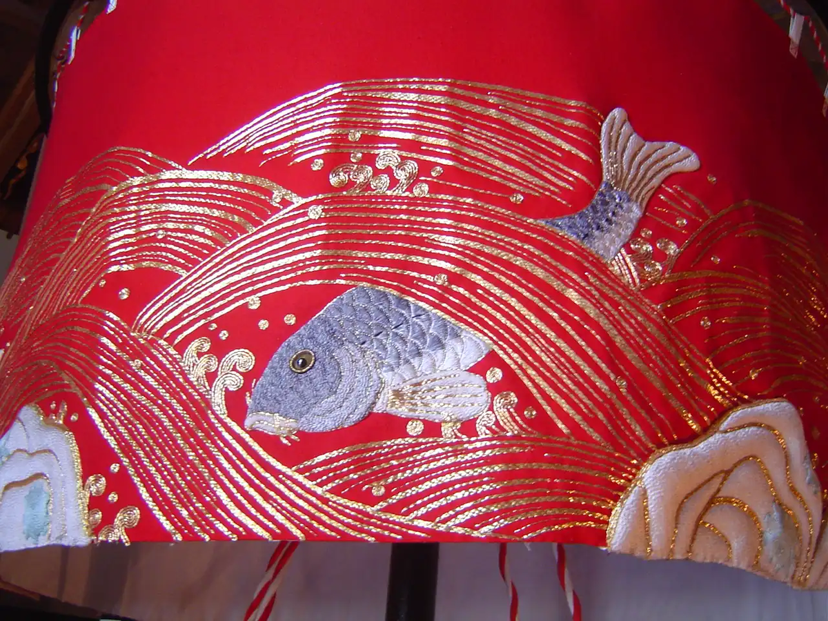 須坂市の傘鉾に施された鯉の刺繍