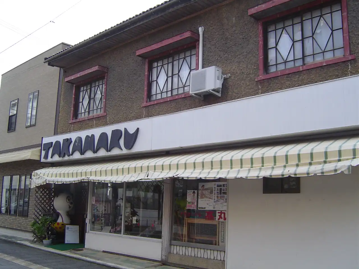 レトロな外観の須坂市の衣料品店