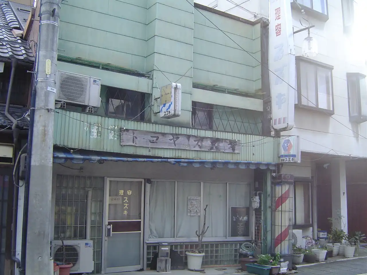須坂市にある趣深い床屋さんの外観