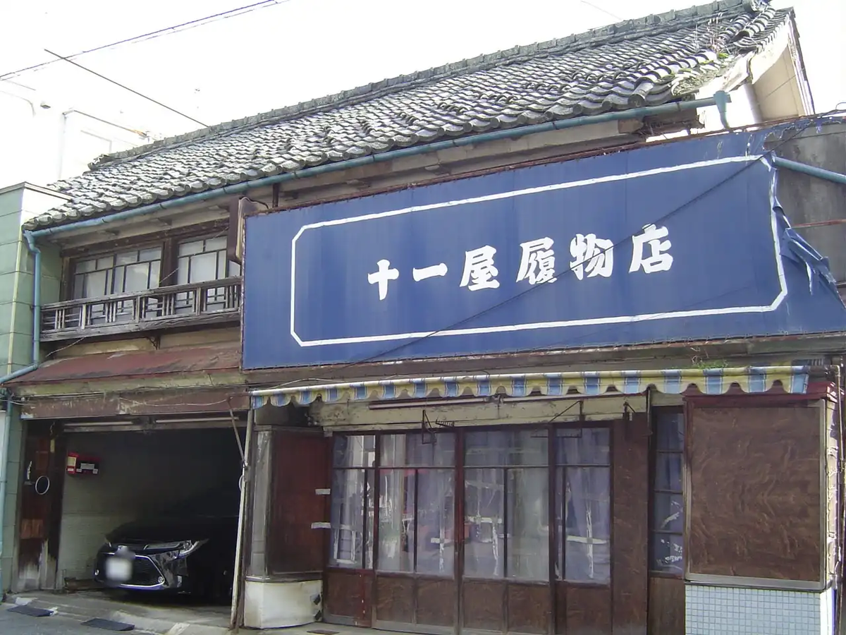 街歩き中に見つけた趣深い履物屋さん。苔むした瓦屋根、窓手摺、窓枠がツボ。