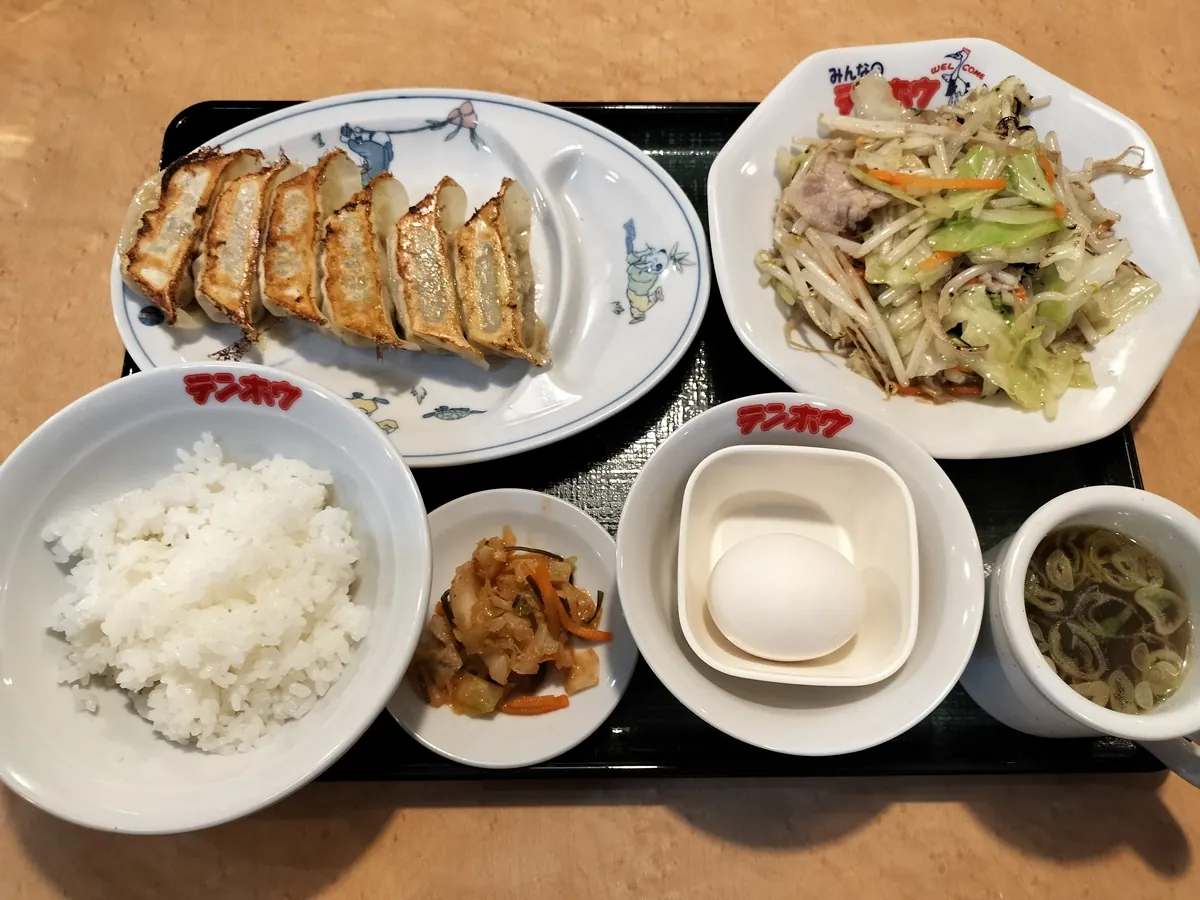 長野のローカルチェーン「テンホウ」の定食。メインの餃子をはじめ品数が多くて嬉しい。