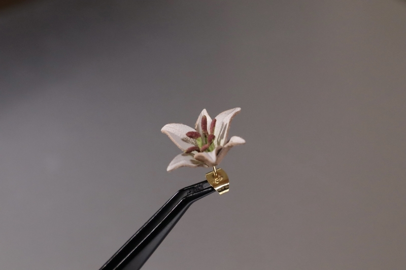 百合の革花ピアスのクローズアップ。細部までこだわったリアルなデザイン。