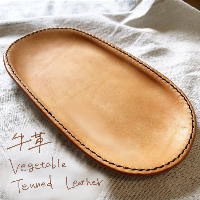 兄が制作したヌメ革（Vegetable Tanned Leather）のトレー。革絞り技法を用いた作品で、これがきっかけで革花の可能性に気づいた。