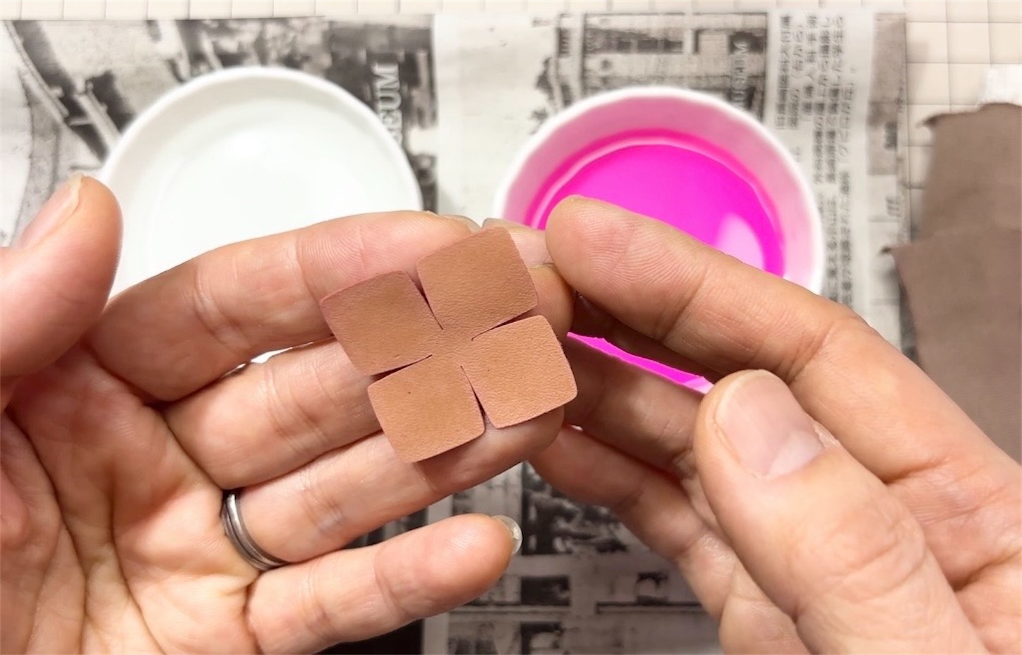 薄く染料で染め、全体に色がほんのり入ったグラデーション染め前の革花パーツ