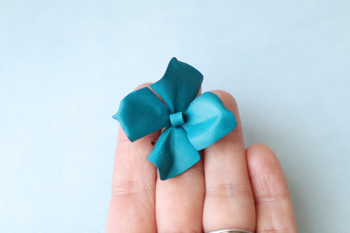 クラフト社の空色で単色染めし、マット仕上げ材で仕上げた青いあじさいの革花作品