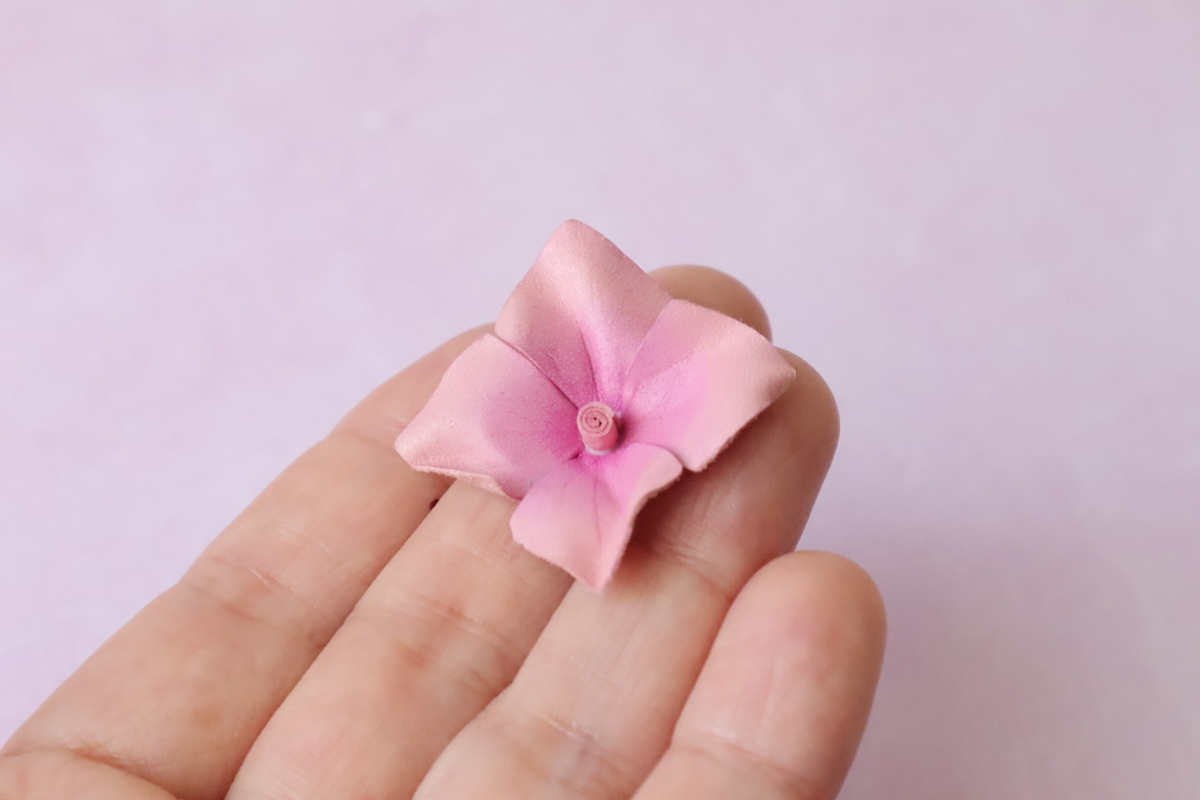 クラフト社の青み赤でグラデーション染めし、つやあり仕上げ材を使ったピンクのあじさいの革花作品