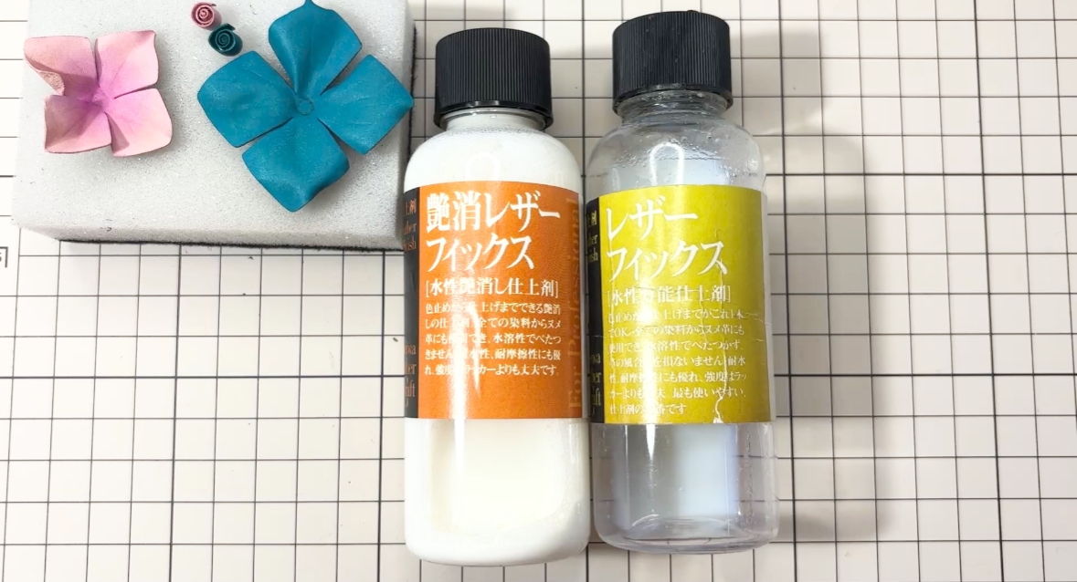 染料で染めた革に塗る仕上げ材が並んでおいている。つやのあるタイプと、つやのないマットタイプの2種類が置かれている。