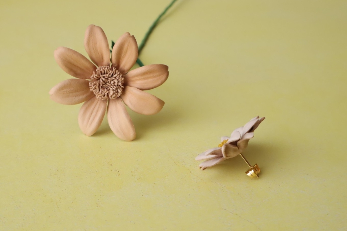 本革で作られたマーガレットの花が2輪並んでいる。