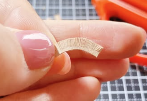細長い革を細かくカットした軸のパーツ。繊細なカットが施されている