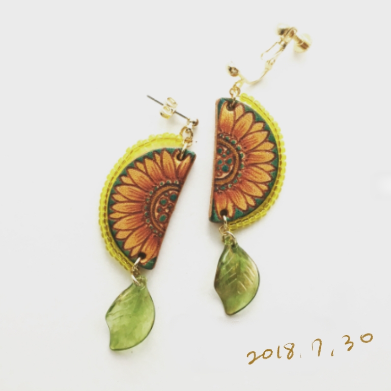 革に手描きしたひまわり模様のイヤリング作品