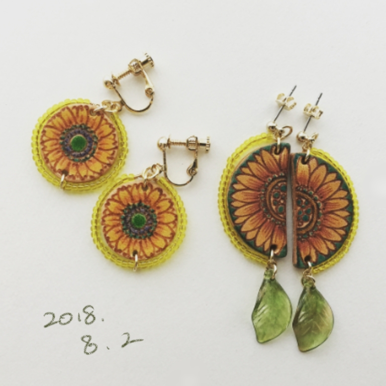 革に描いたひまわりのピアスとイヤリング。親子コーデにぴったり。