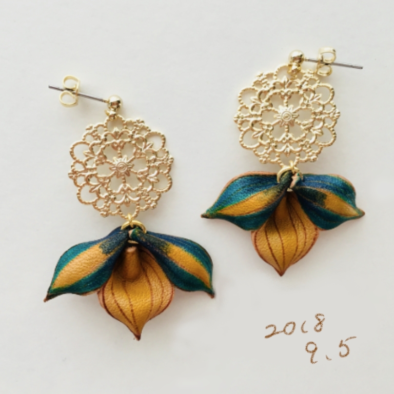 革で作られた黄色とブルーの花弁モチーフのピアス「HANAHANA」