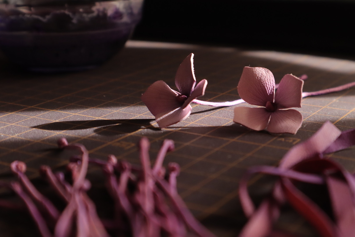 革で作った紫陽花の花パーツ。制作途中のアクセサリー作品。