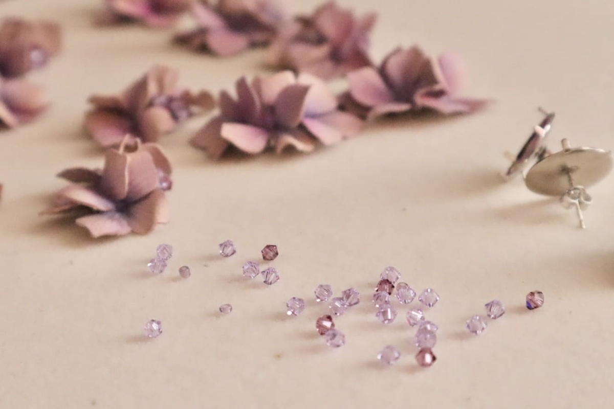 クリスタルビーズと革でできた紫陽花がならんだ画像