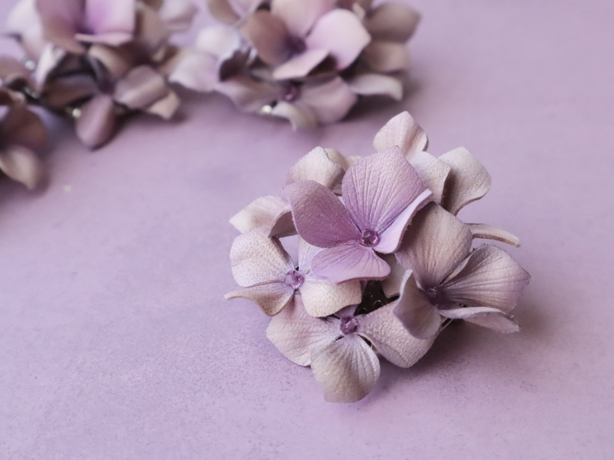 革で作られた紫陽花の丸いブローチ。紫色のグラデ―ションが美しい。