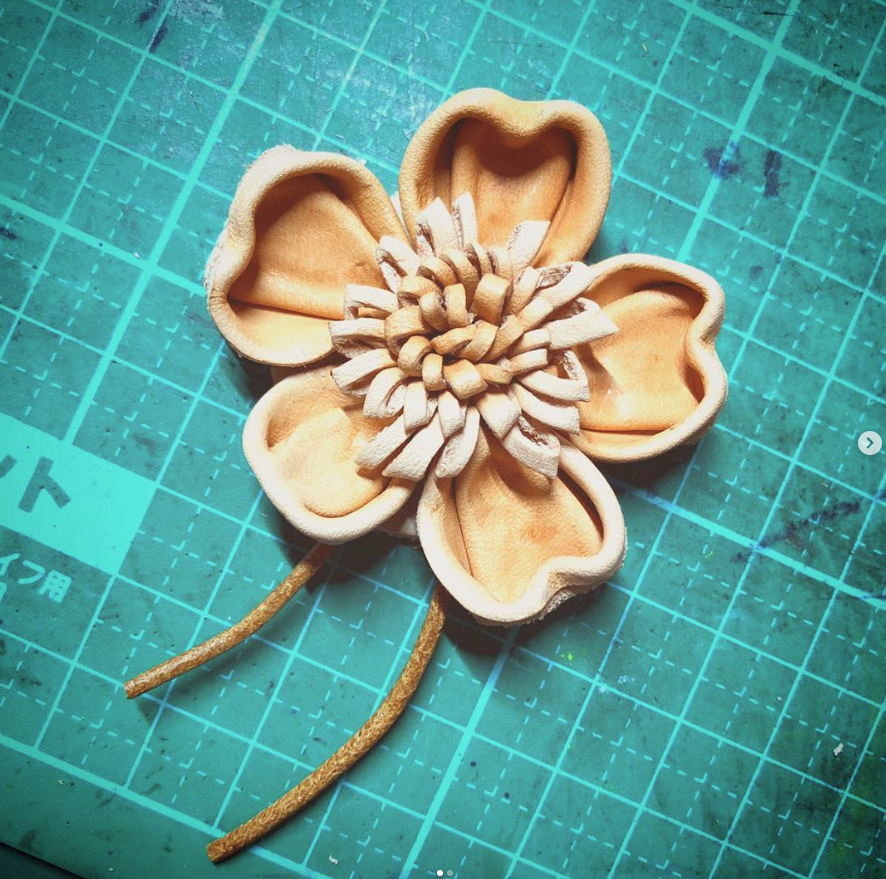 つまみ細工の技法をヒントにして作れられた革の桜