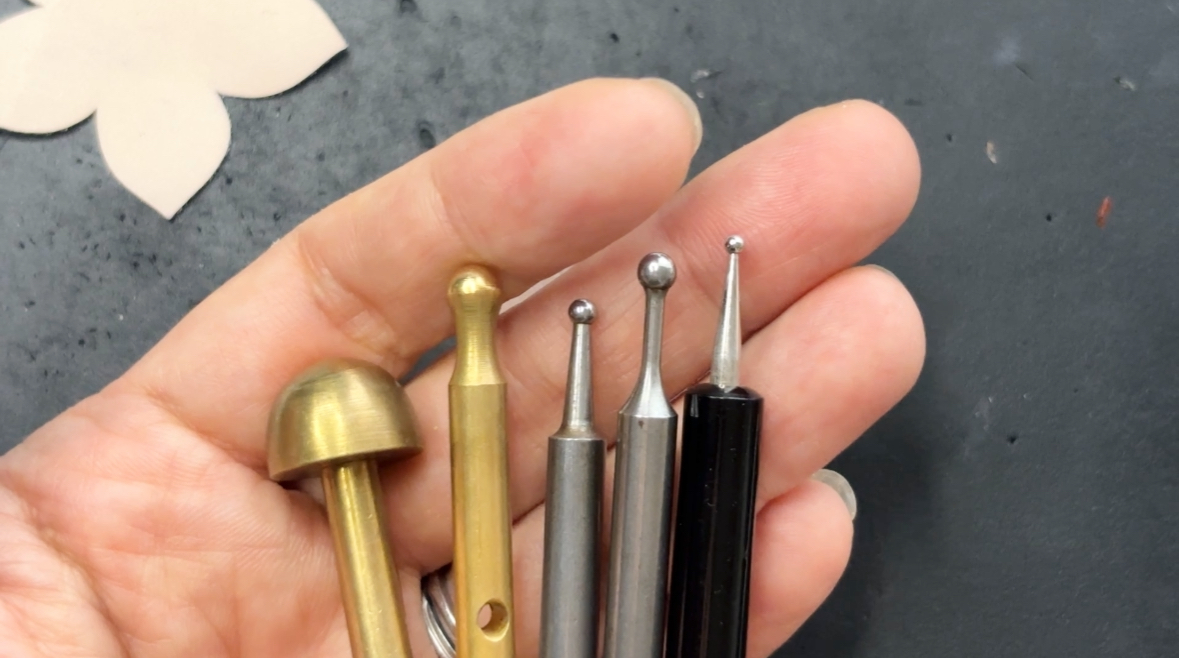革花の立体成形に使用する道具。アートフラワーに使用するコテ先や１００円ショップで揃えたものなど