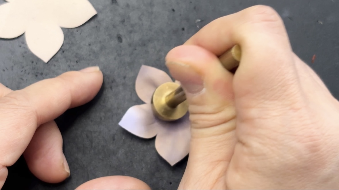 桔梗の花弁の革パーツを成形しているところ