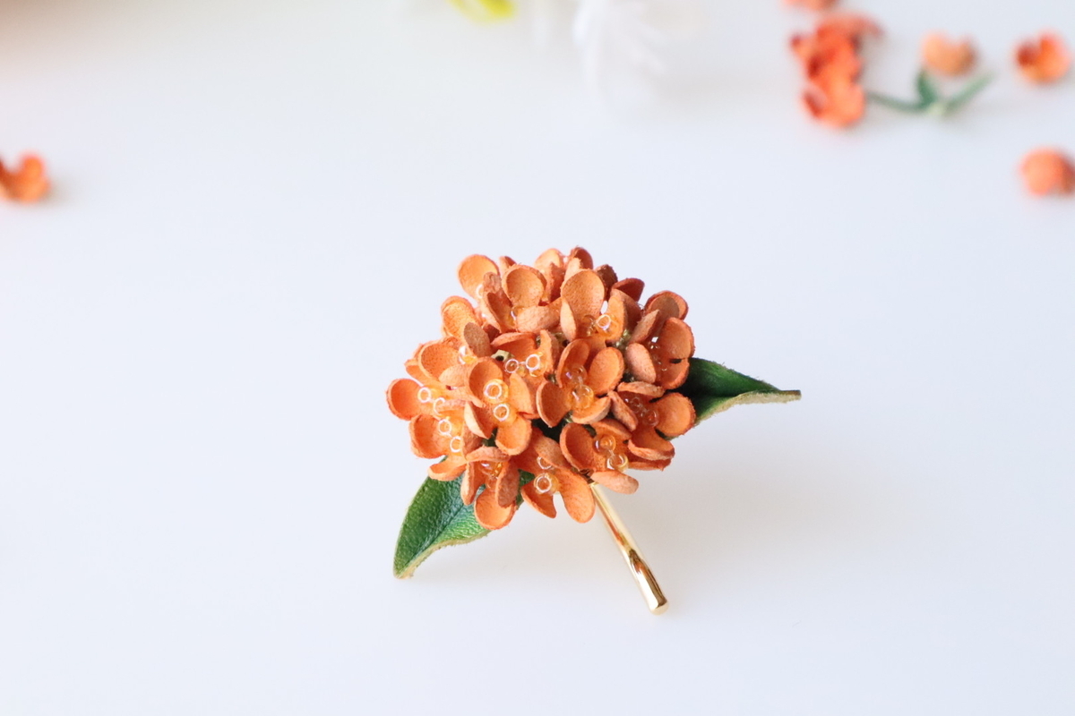 革で作られたキンモクセイのポニーフック。とても繊細な作りで、美しいオレンジ色が特長。