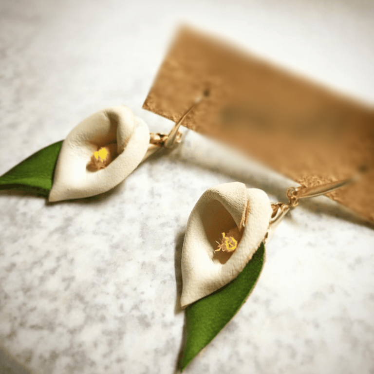 革で作った白い花（百合･カラー）のフックピアス