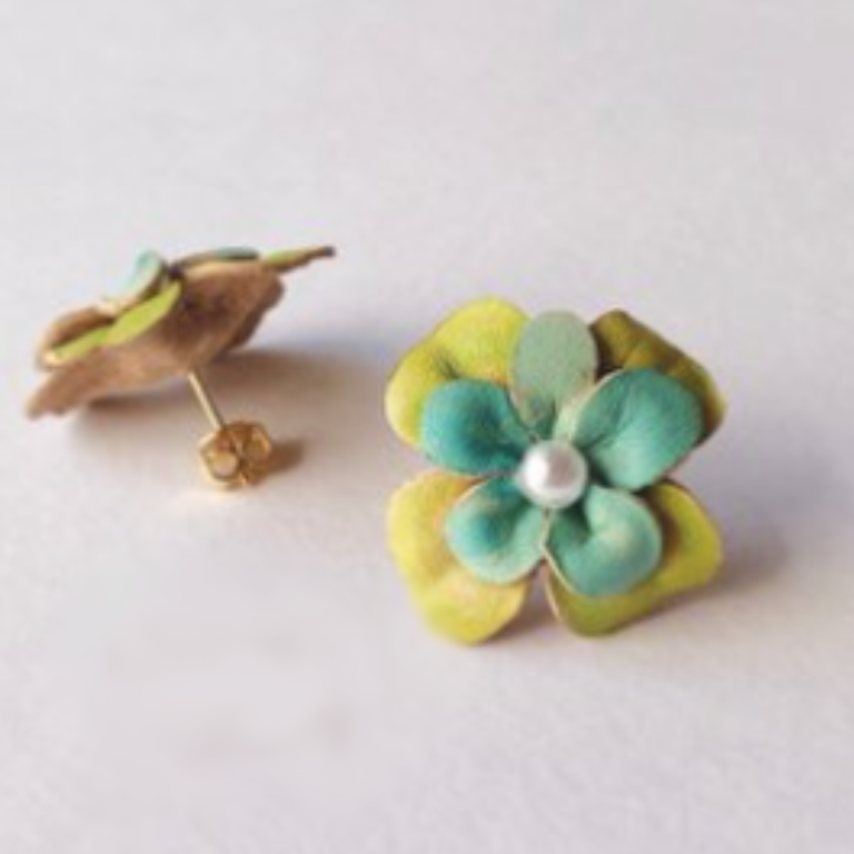 革で作られたクローバーと小花のピアス