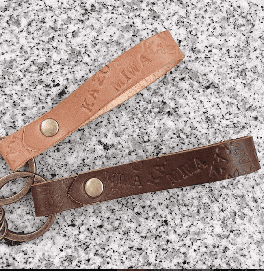 革に刻印されたキーホルダー