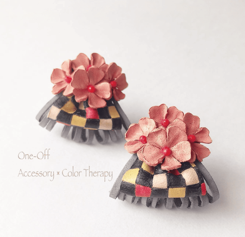 革で作ったイヤリング。石川豊信「花下美人」から着想を得て作ったもの。桜の花、格子柄、七夕飾りのようなパーツがすべて革で繊細に作られている