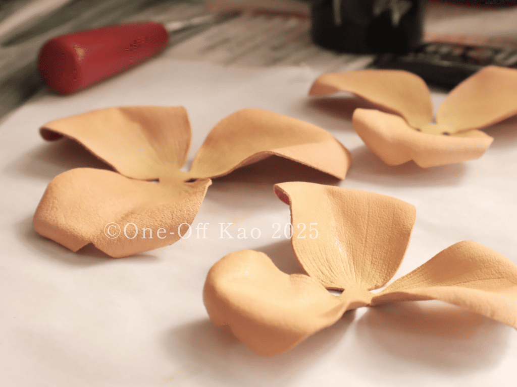 革の花弁の縁をカールさせて自然なカーブを出す