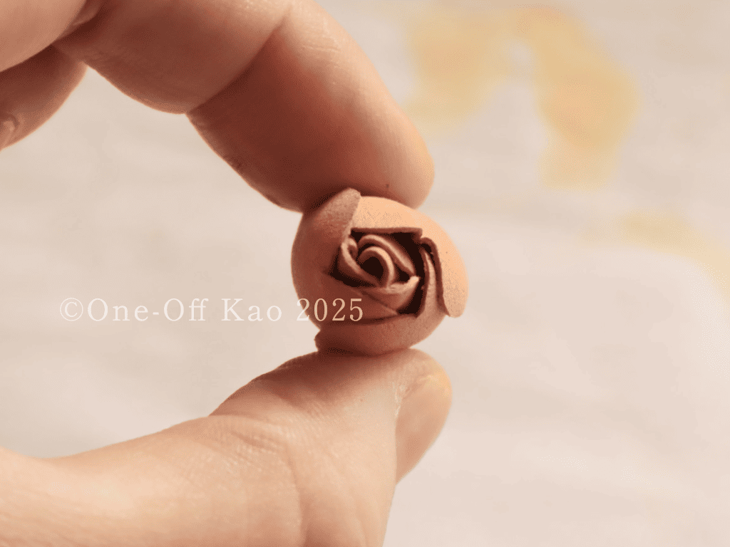 革の花弁を巻き付けてつぼみを形成