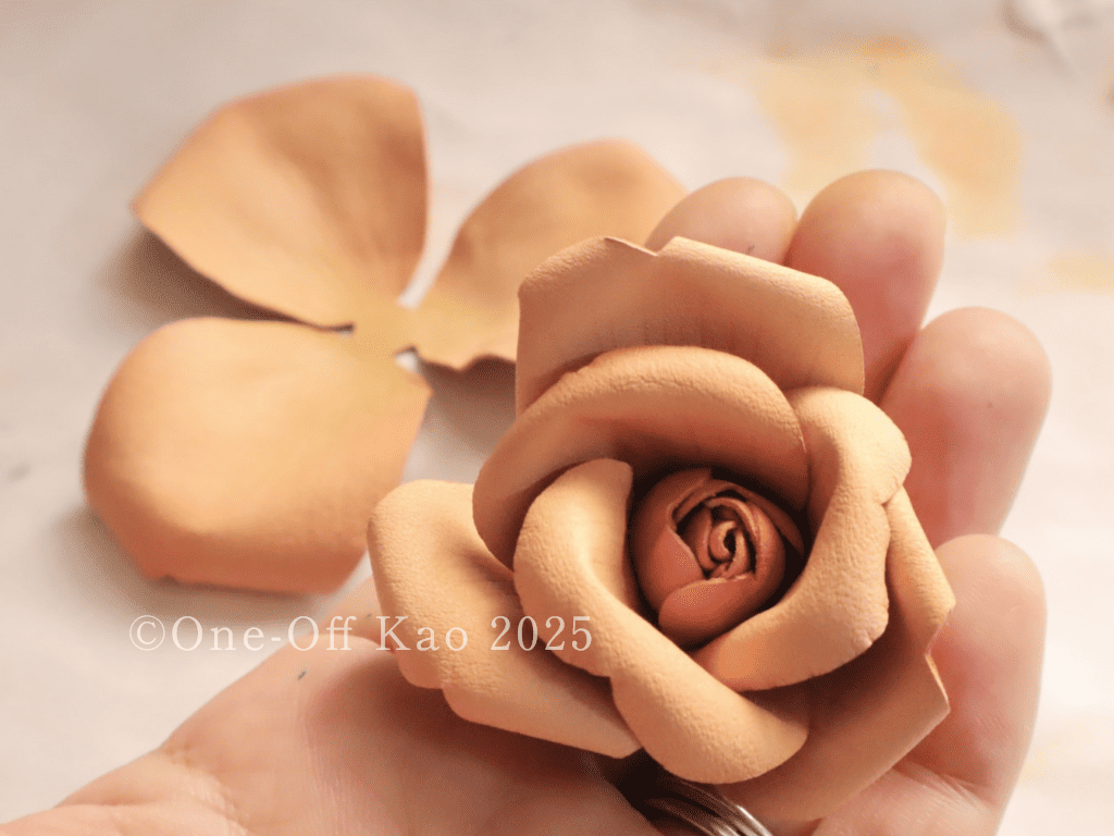 中心から外側へ花弁をずらし重ねて形を整える工程