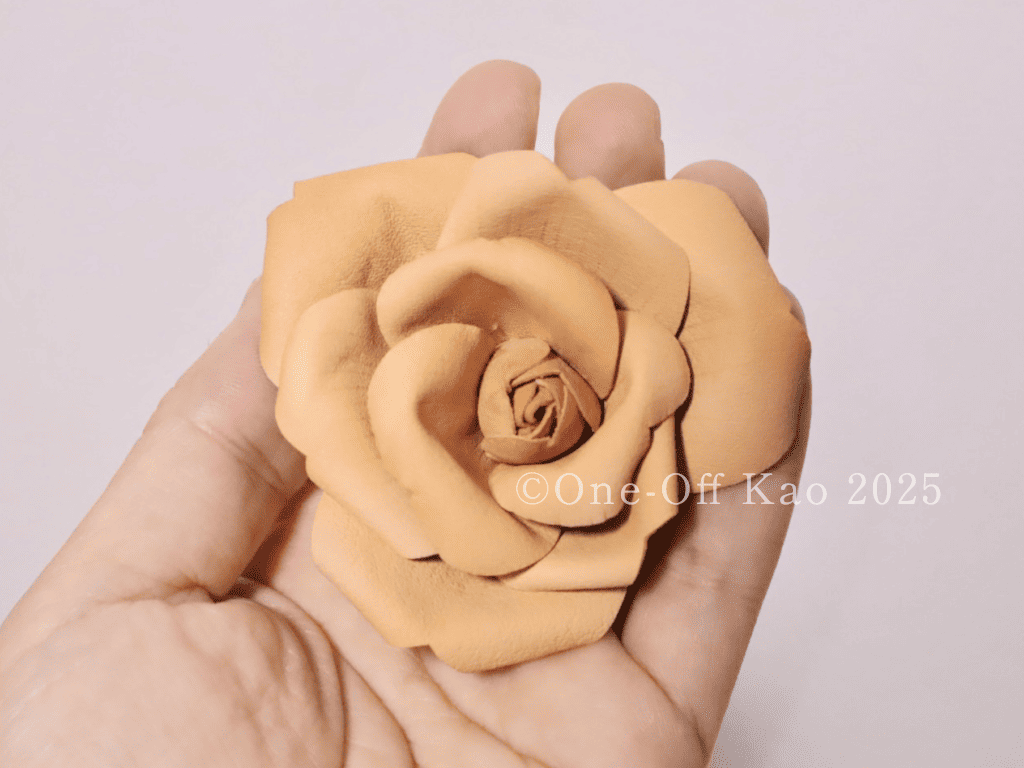 ガクや葉を付ける前の革のバラ、組み立て途中の全体像