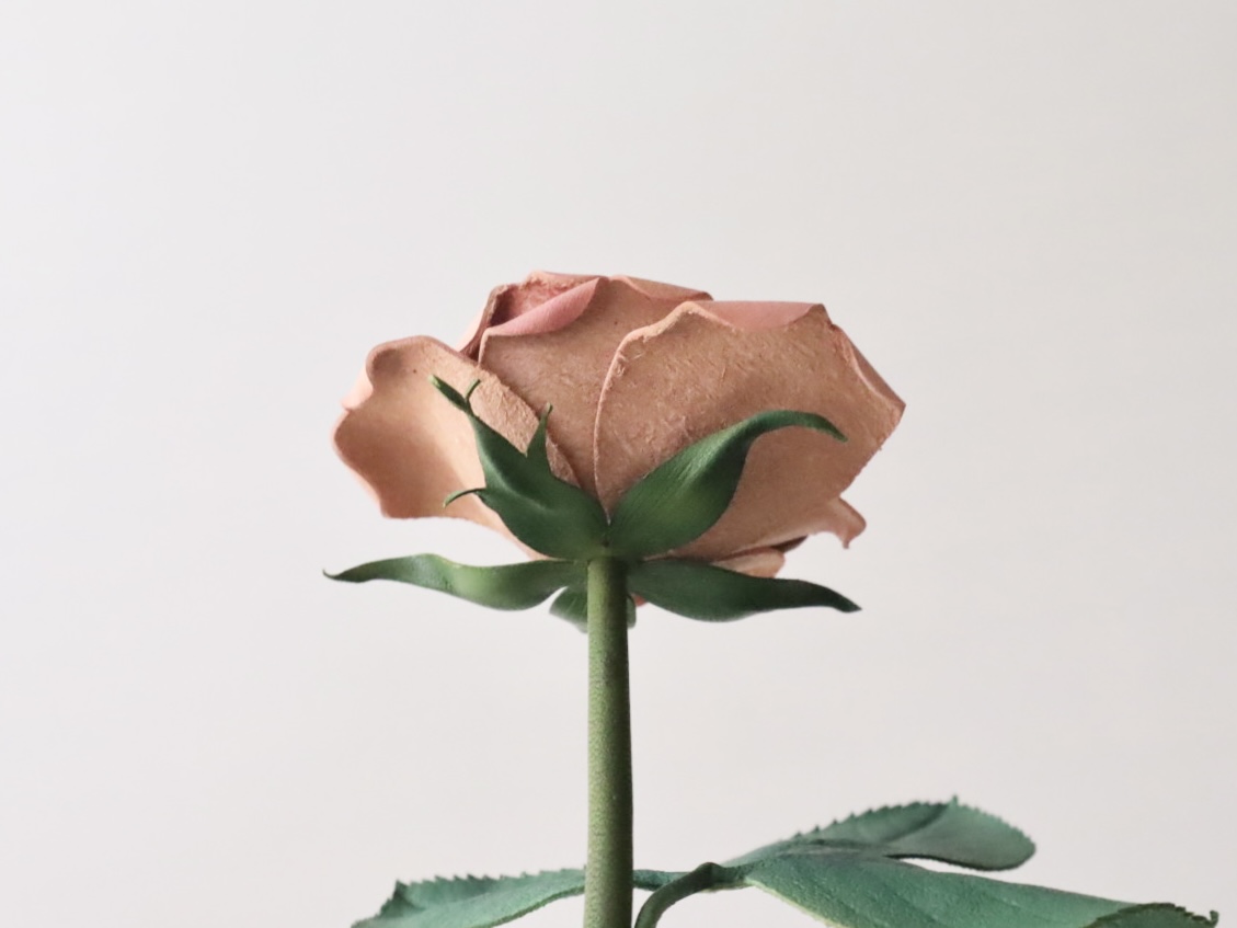 一輪の革の薔薇を斜め下から覗いた画像。薔薇のガクが良く見える