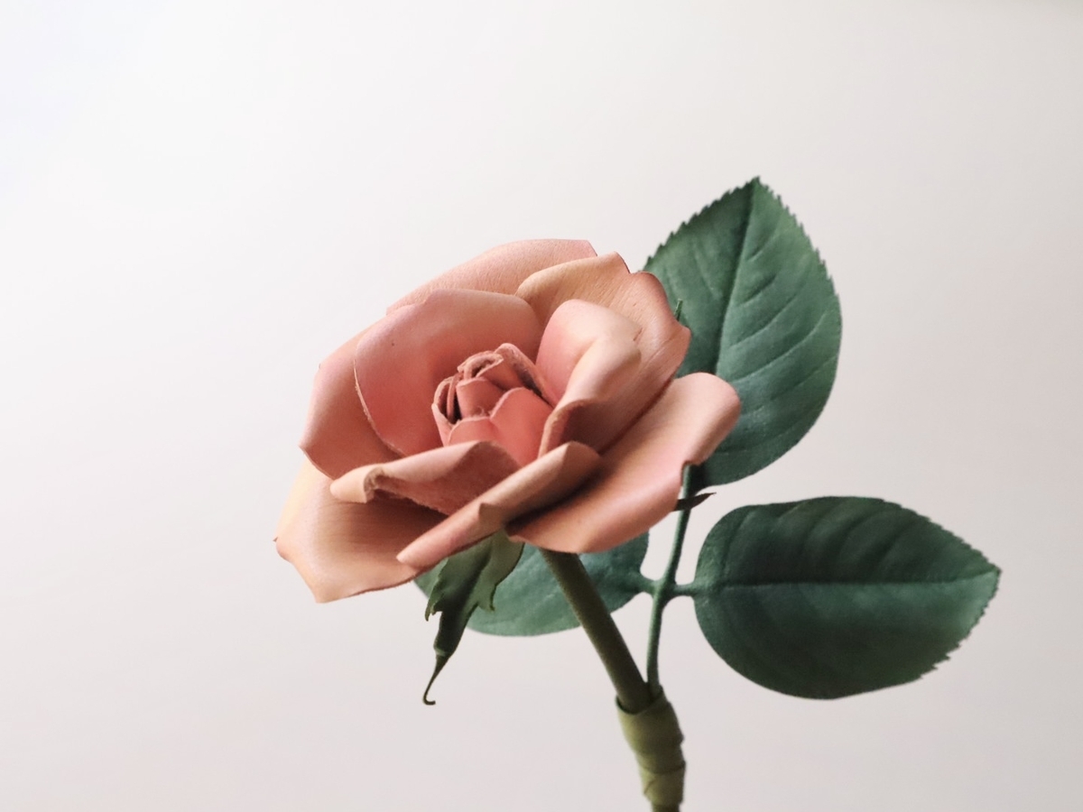 革でできた一輪のバラ。はっぱが付いている