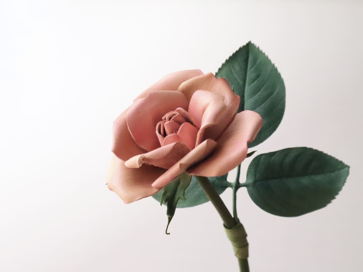 革で作られたバラ一輪の画像