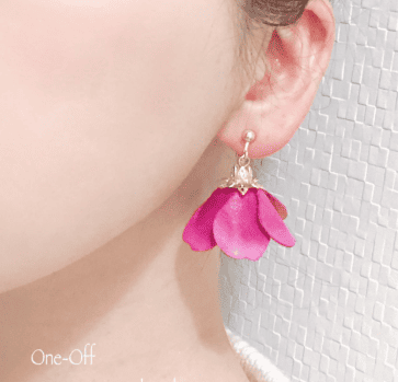 革で作られた花のイヤリング。シクラメンをモチーフにした革花アクセサリーで、花が下向きに咲いている