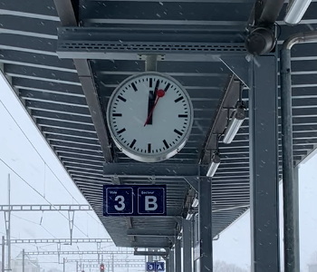 スイスの駅の時計とモンディーン ストップ・トゥ・ゴー(MONDAINE