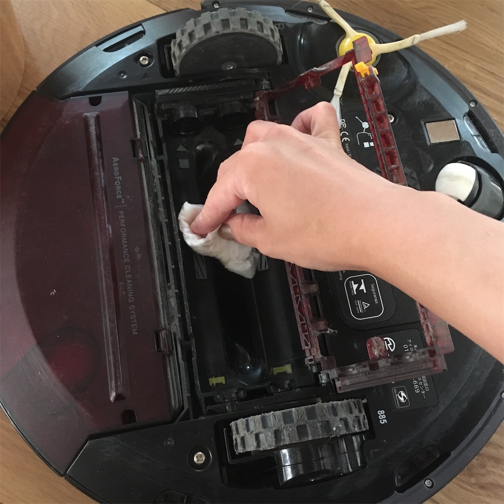 ルンバのお手入れ】ゴミサインが消えない時のお手入れ方法 - スーさん