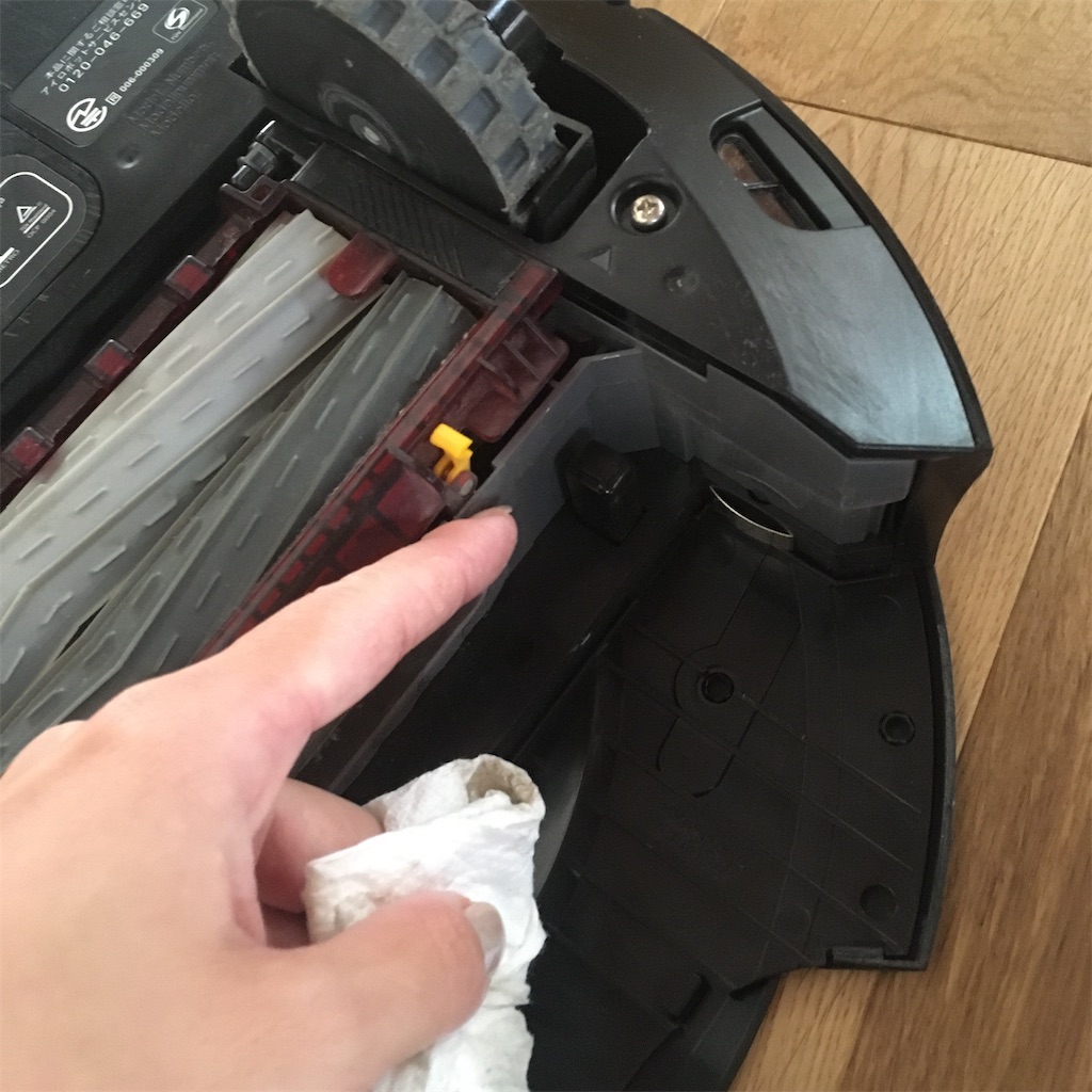 ルンバのお手入れ】ゴミサインが消えない時のお手入れ方法 - スーさん