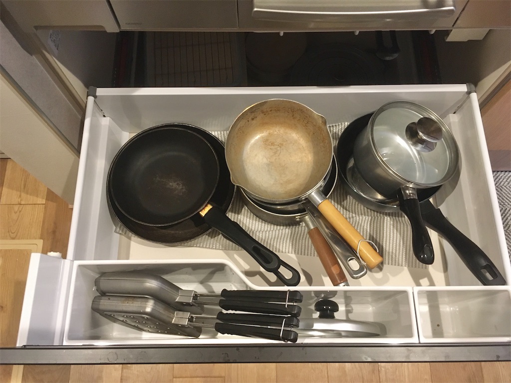 キッチン収納見直し】IKEAの食器棚用シートとtowerのフライパン立てで
