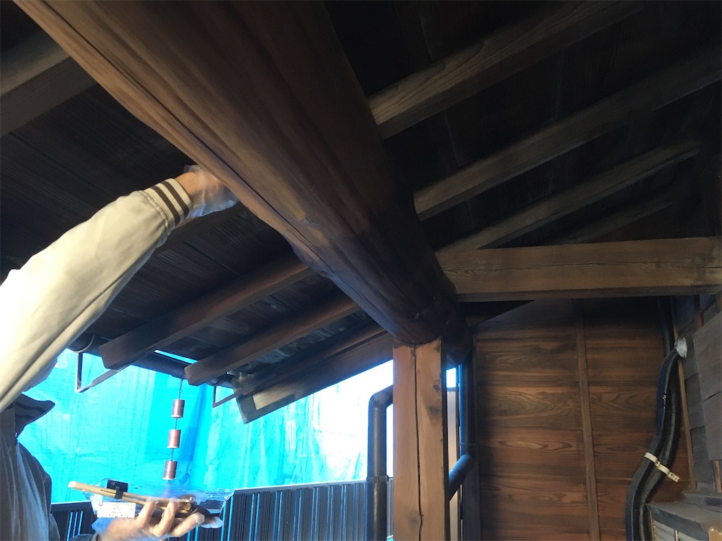 木彫りの柱 玄関 木目を活かした 敷居