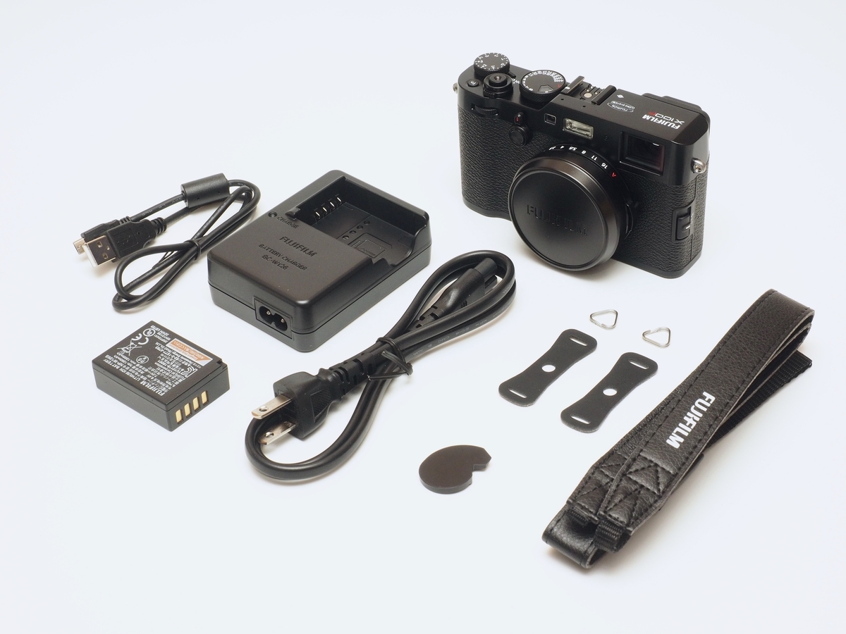 X100F」開封の儀。富士フィルム屈指の人気を誇る高級コンパクト