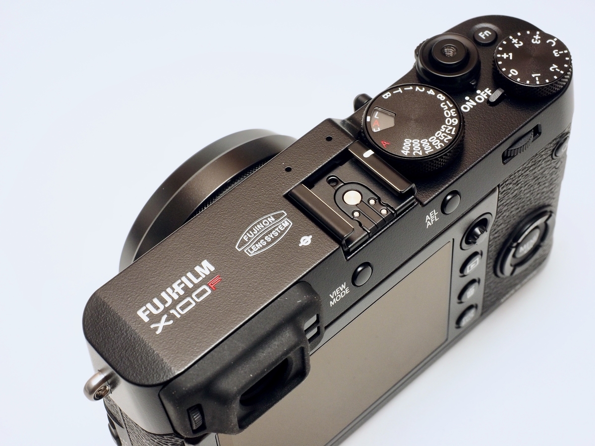 X100F」開封の儀。富士フィルム屈指の人気を誇る高級コンパクト
