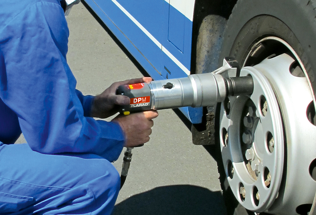 個別「[大型トラック][エアートルクレンチ][日本プララド]バスのホイールナット締付け600Nm エアートルクレンチ」の写真、画像