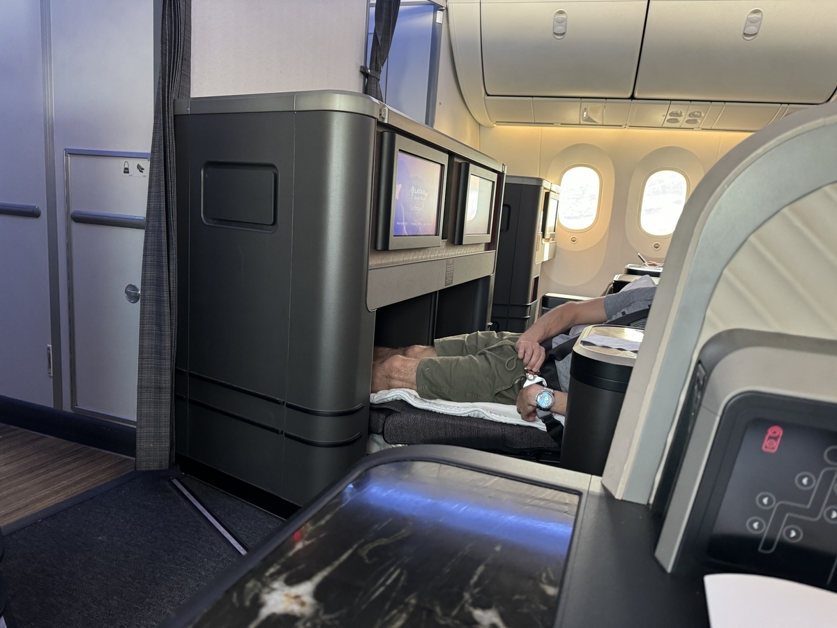 エミレーツ航空 ファーストクラス パジャマ&スリッパ&アイマスク