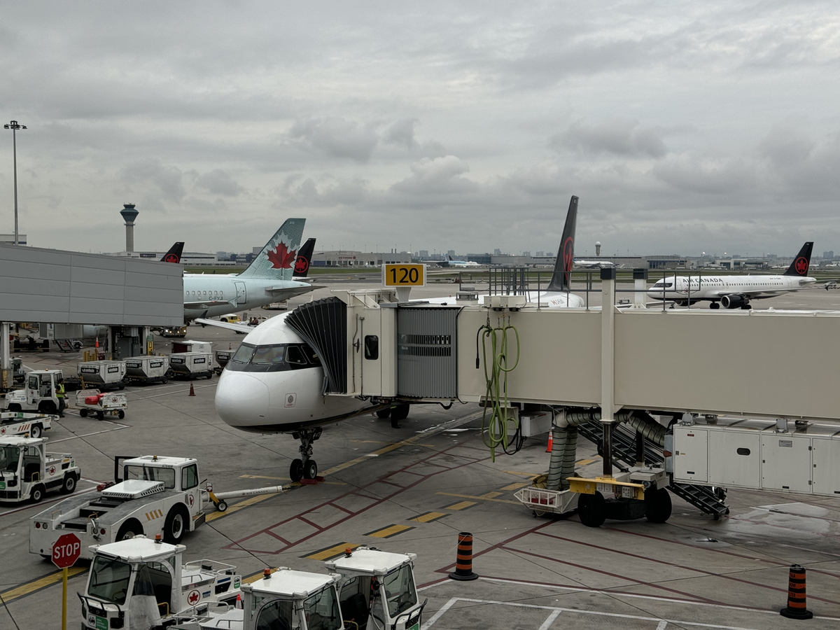 1日目：エアカナダ AC139 トロント(YYZ)〜カルガリー ビジネス - Out of Office サラリーマン週末旅行記録