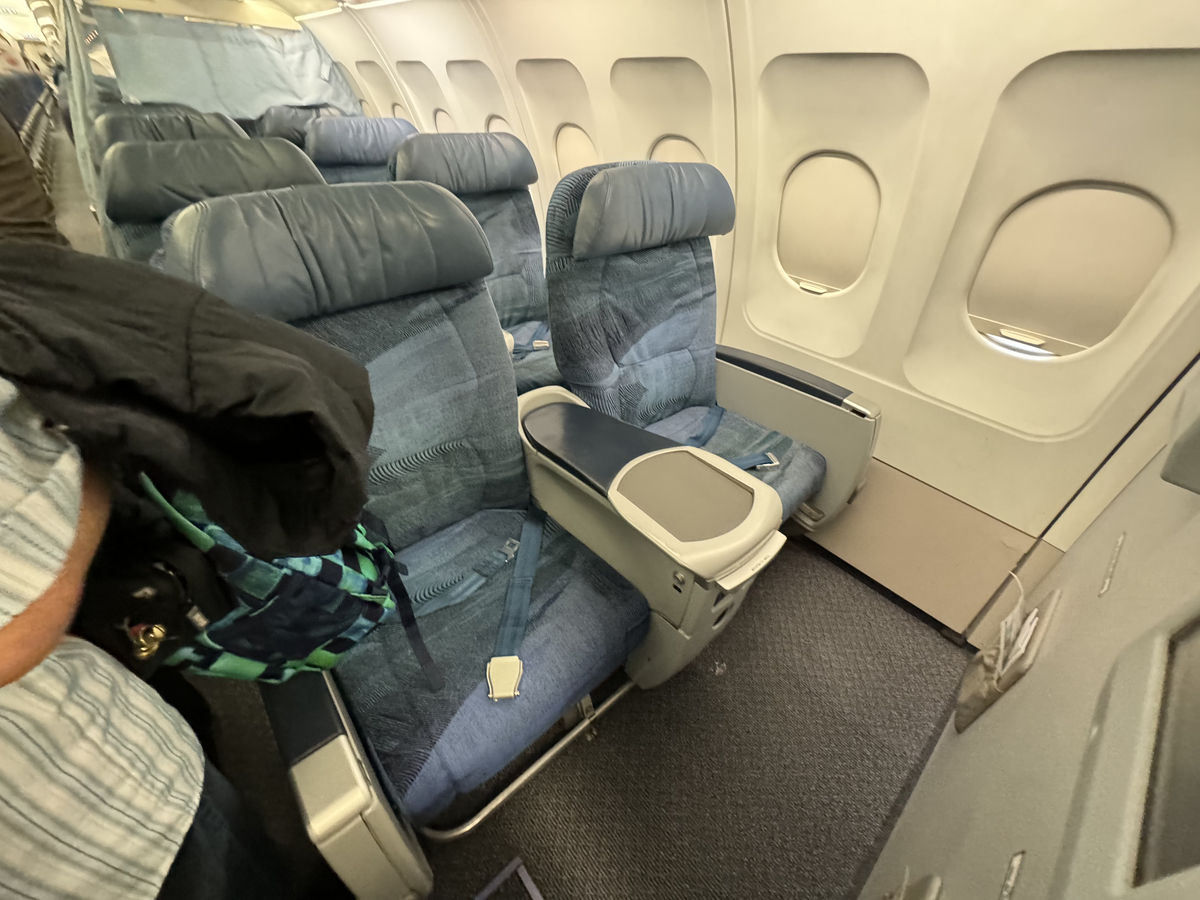 1日目：エアカナダ AC139 トロント(YYZ)〜カルガリー ビジネス - Out of Office サラリーマン週末旅行記録