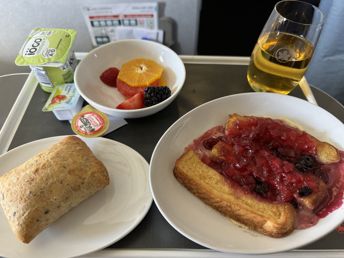 1日目：エアカナダ AC139 トロント(YYZ)〜カルガリー ビジネス - Out of Office サラリーマン週末旅行記録