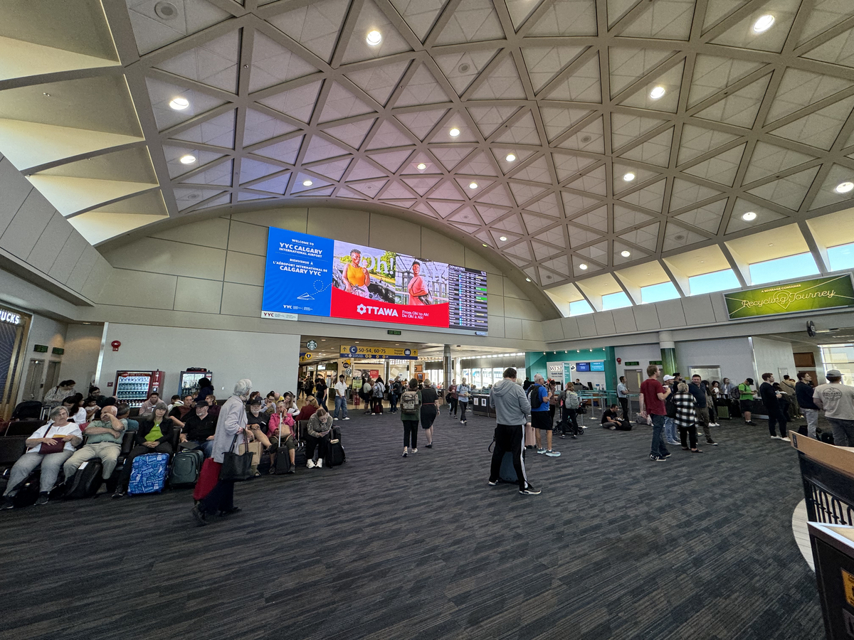 1日目：エアカナダ AC139 トロント(YYZ)〜カルガリー ビジネス - Out of Office サラリーマン週末旅行記録